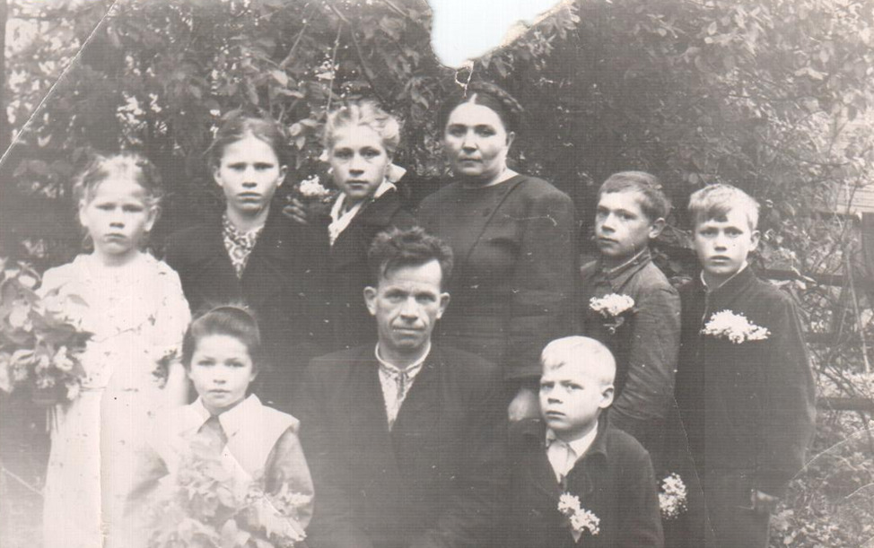 Сергиевские П.М. и О.П. и их дочь Нина сидит слева 1953.jpg